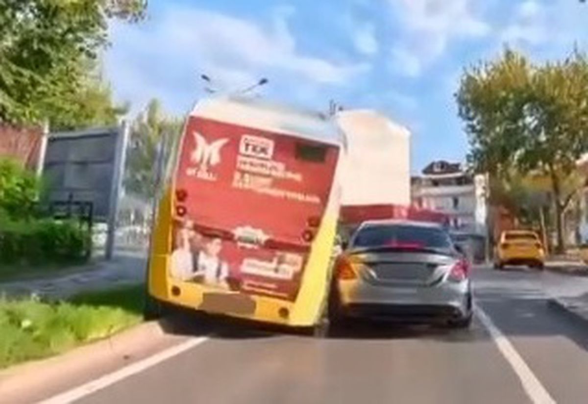 Bursa'da Büyükşehir Belediyesi Minibüsü Elektrik Direğine Çarptı: Kaza Anı Kask Kamerasında