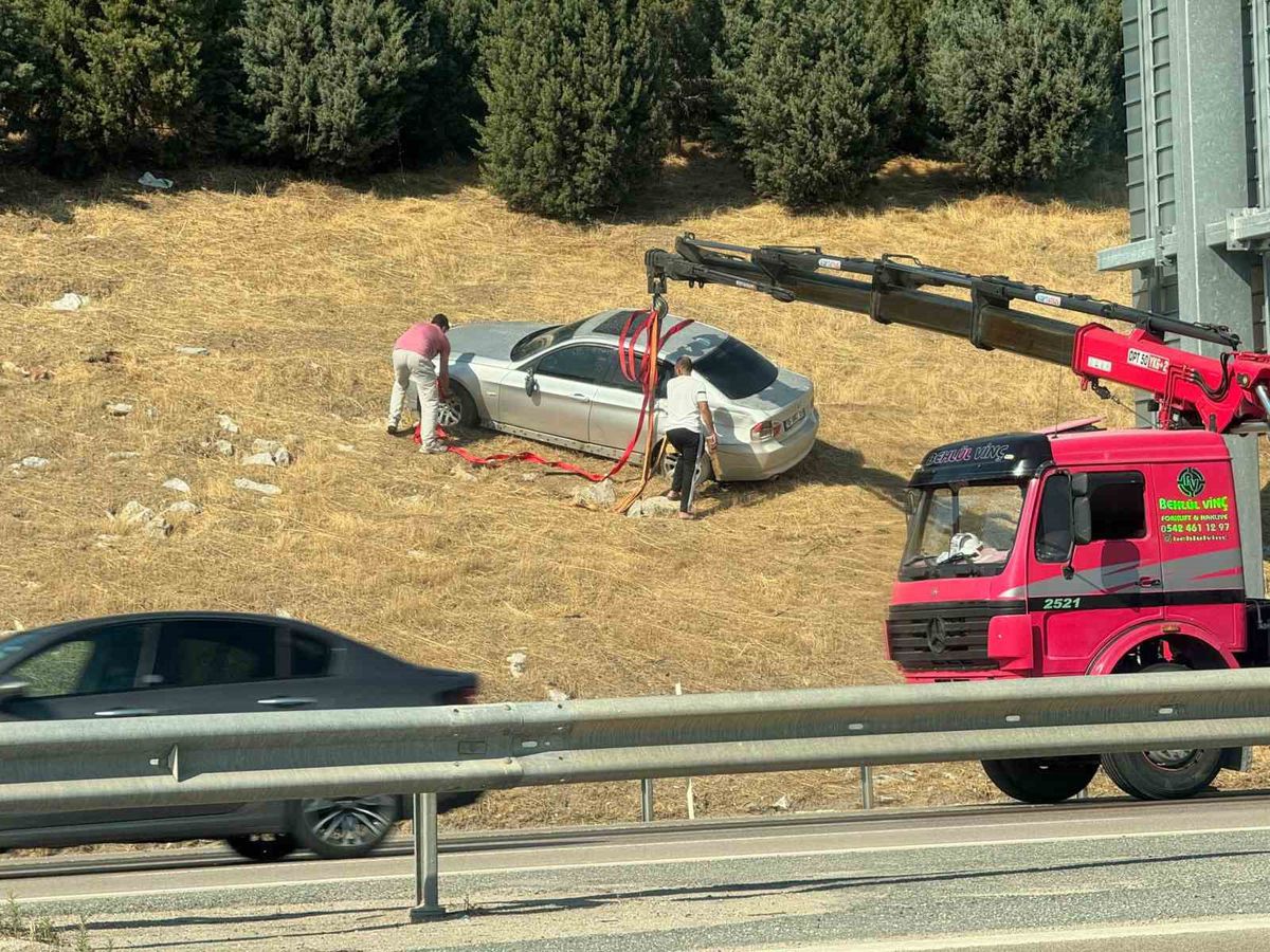 Bursa'da Otomobil Bariyerleri Aşıp Tarlaya Uçtu: Sürücü Kazayı Yara Almadan Atlattı
