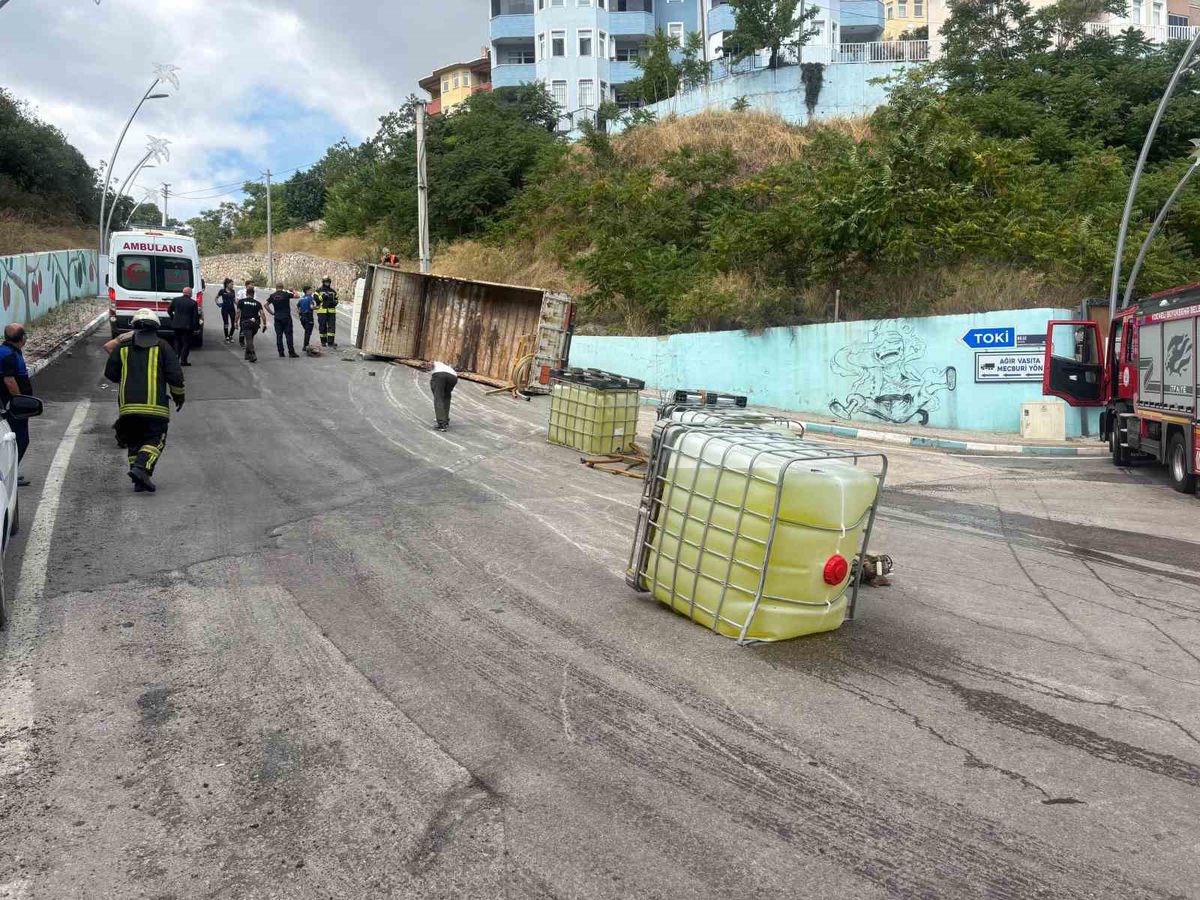 Dilovası'nda Çamaşır Suyu Tankeri Devrildi