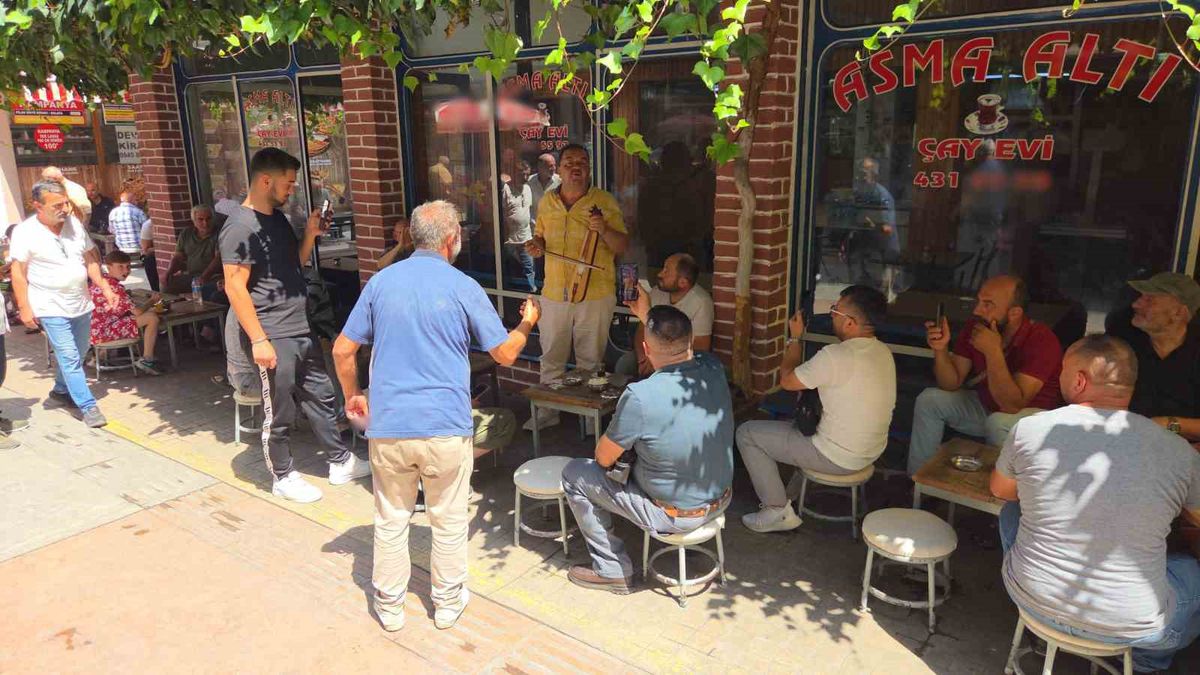 Samsun'da Çay Ocağında Kemençe Resitali: Nizam Amca'nın Doğaçlama Türküleri Büyük Beğeni Topladı