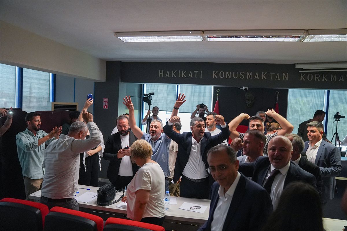 CHP ve Yeni Parti arasında Menderes krizi: 'Ahlaksız' suçlaması