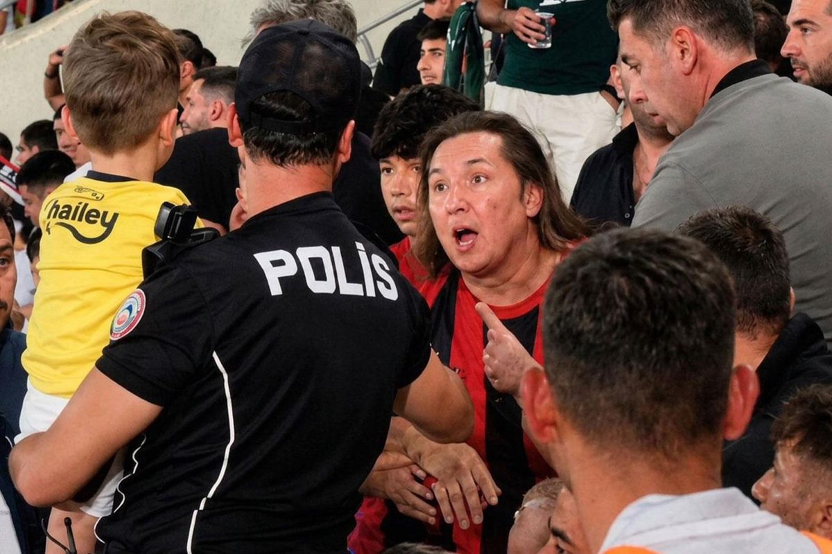 Çorum FK'den forması çıkarılmaya çalışılan Fenerbahçeli çocuğa anlamlı destek