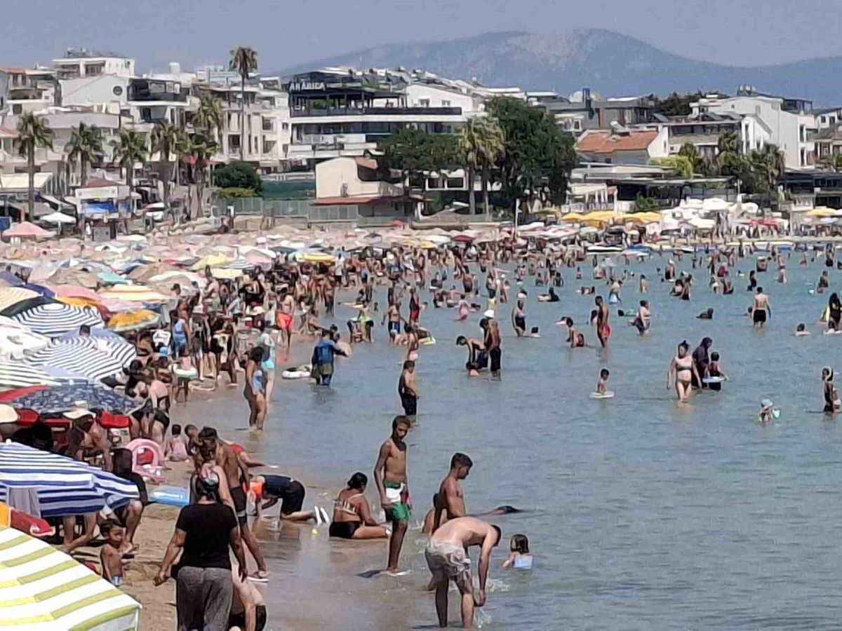 Didim'de Sıcaklık 30 Dereceyi Aştı: Altınkum Plajı Doldu Taştı