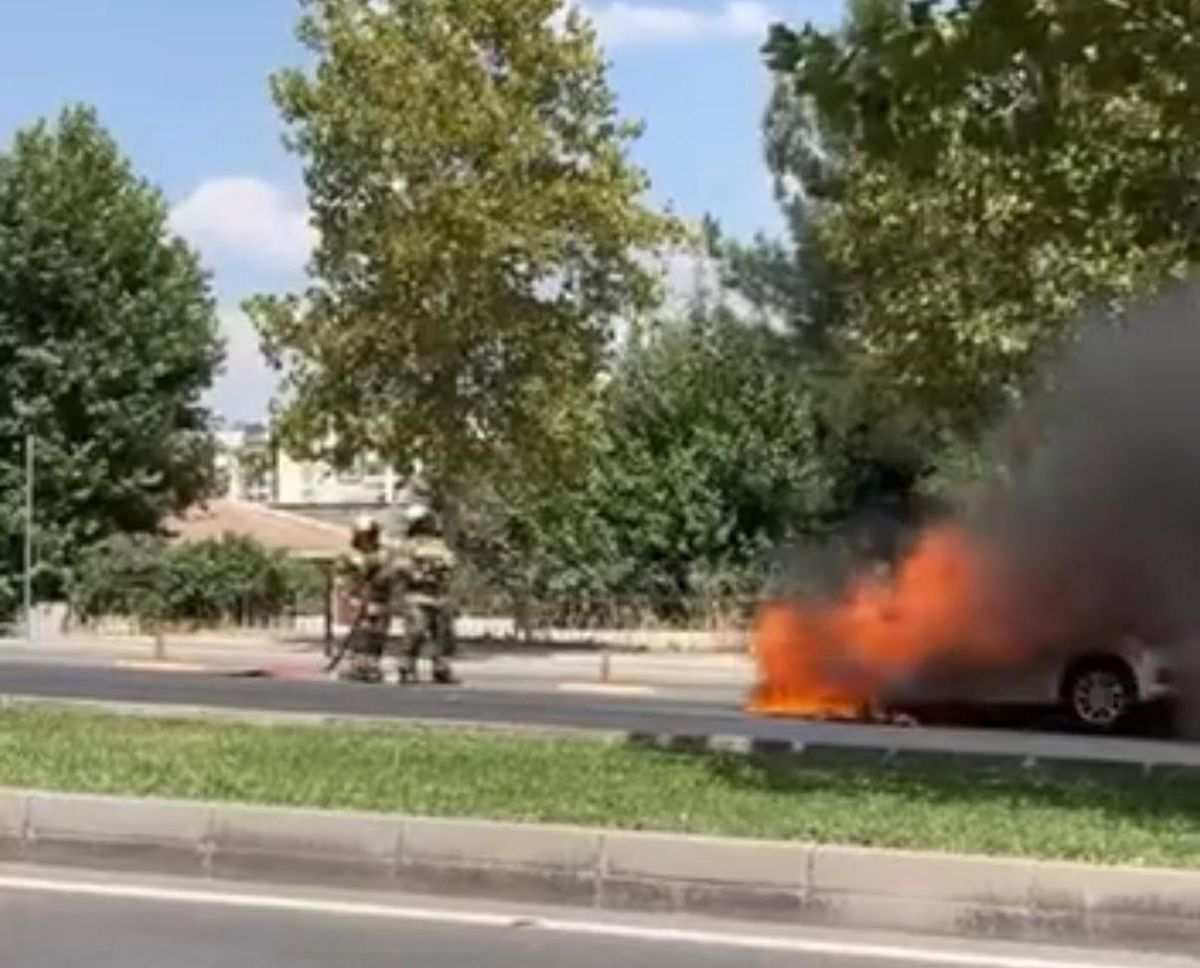 Diyarbakır'da Park Halindeki Otomobil Alev Aldı