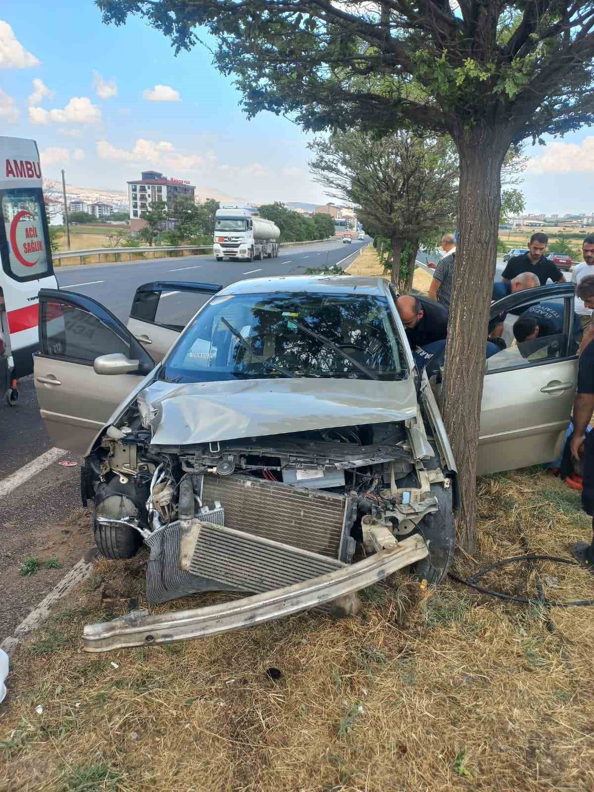 Elazığ'da Otomobil Refüje Çarptı: 4 Yaralı