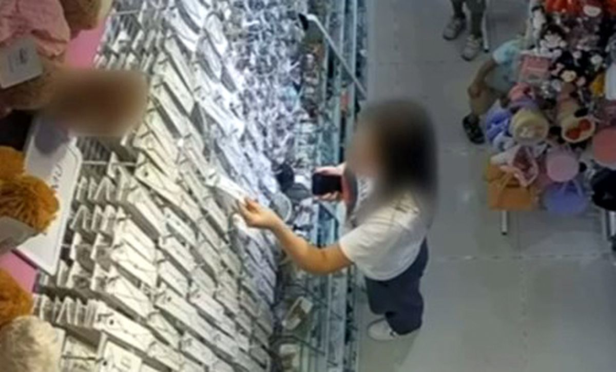 AVM’de bijuteriden hırsızlık: Ödemeden çıktı