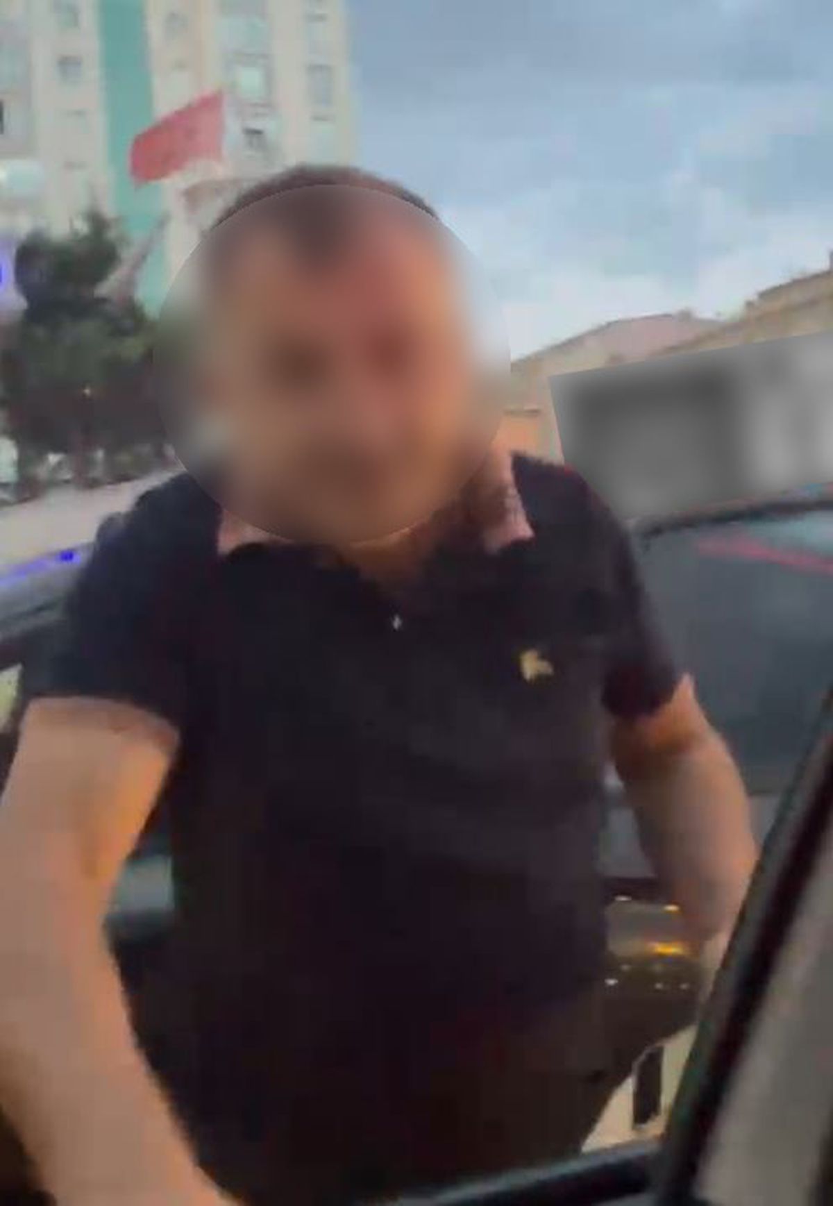 Esenyurt'ta yol verme kavgası: Otomobilden inip sürücüye saldırdı