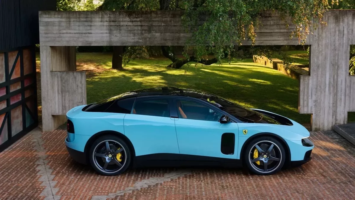 Ferrari'nin ilk elektriklisi 40 milyon dolara rekor kırdı