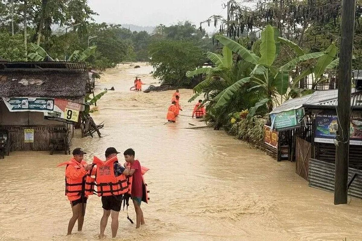 Filipinler'de tropik fırtına ve muson yağmurları yüzünden 23 kişi can verdi
