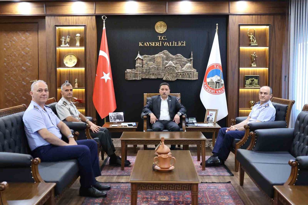 Kayseri'de Görev Süresi Dolan Komutanlardan Vali Çiçek'e Veda Ziyareti