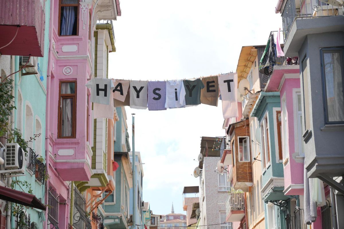 Haysiyet’in Doğduğu Semt Balat’ın Sokaklarında “Haysiyet” Yazıyor