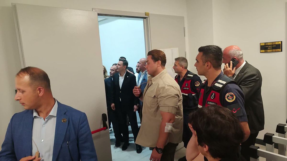 Özgür Özel'den İBB Davası Açıklaması: 'Savunma Sırası Kararını Duyalım, Değerlendirelim'