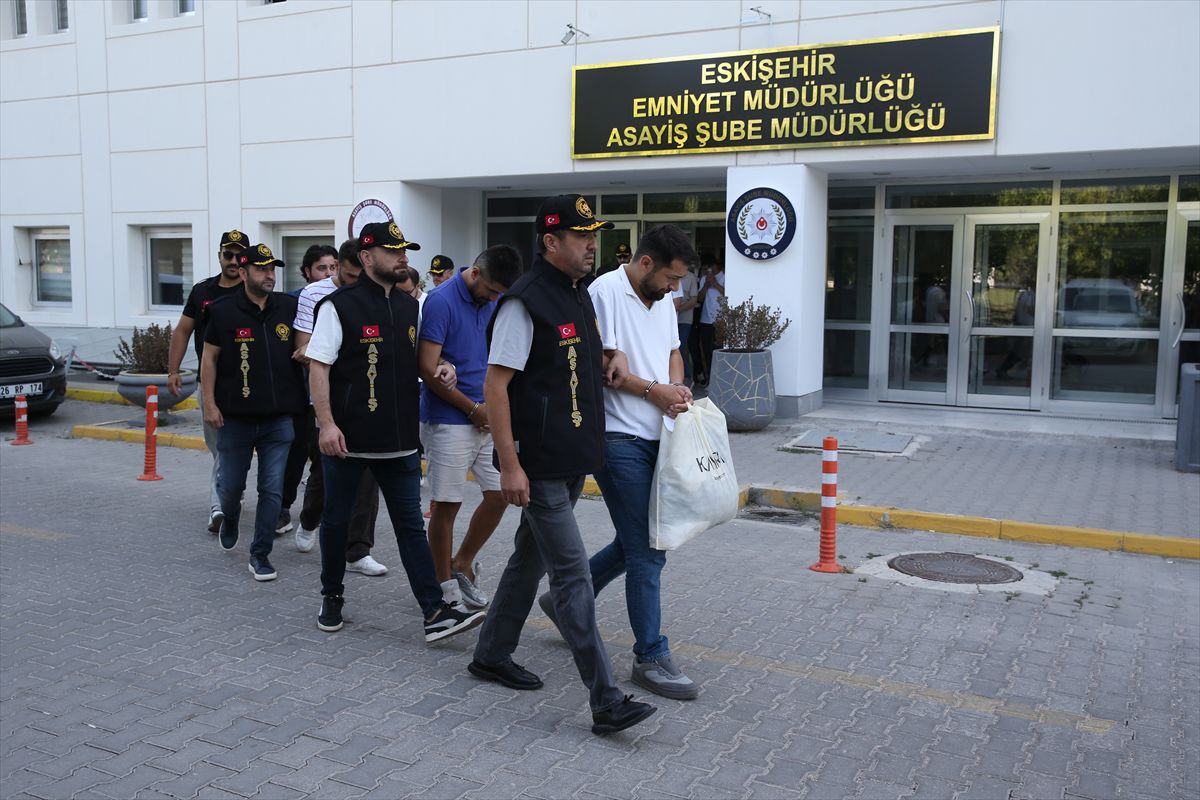 İnternet dolandırıcılığı operasyonunda 82 şüpheli adliyede