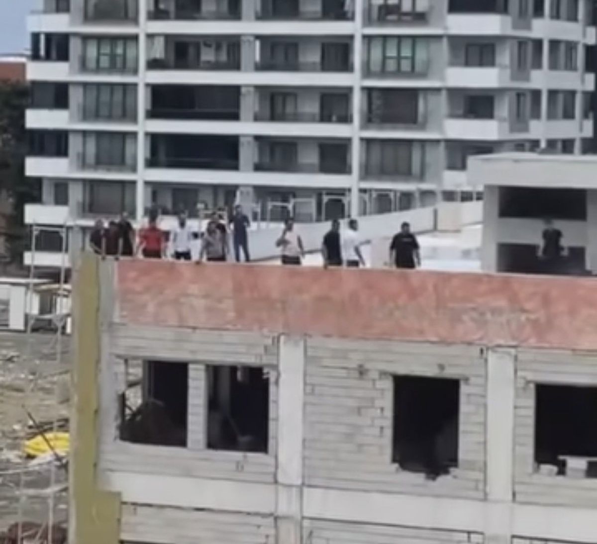 İskenderun'da İşçiler Maaş Alamayınca Çatıda Eylem Yaptı