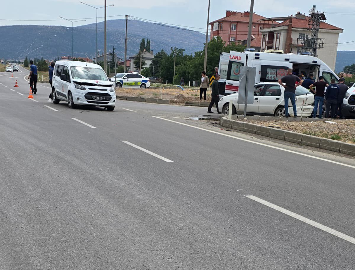 Kavşakta İki Araç Çarpıştı: 5 Yaralı