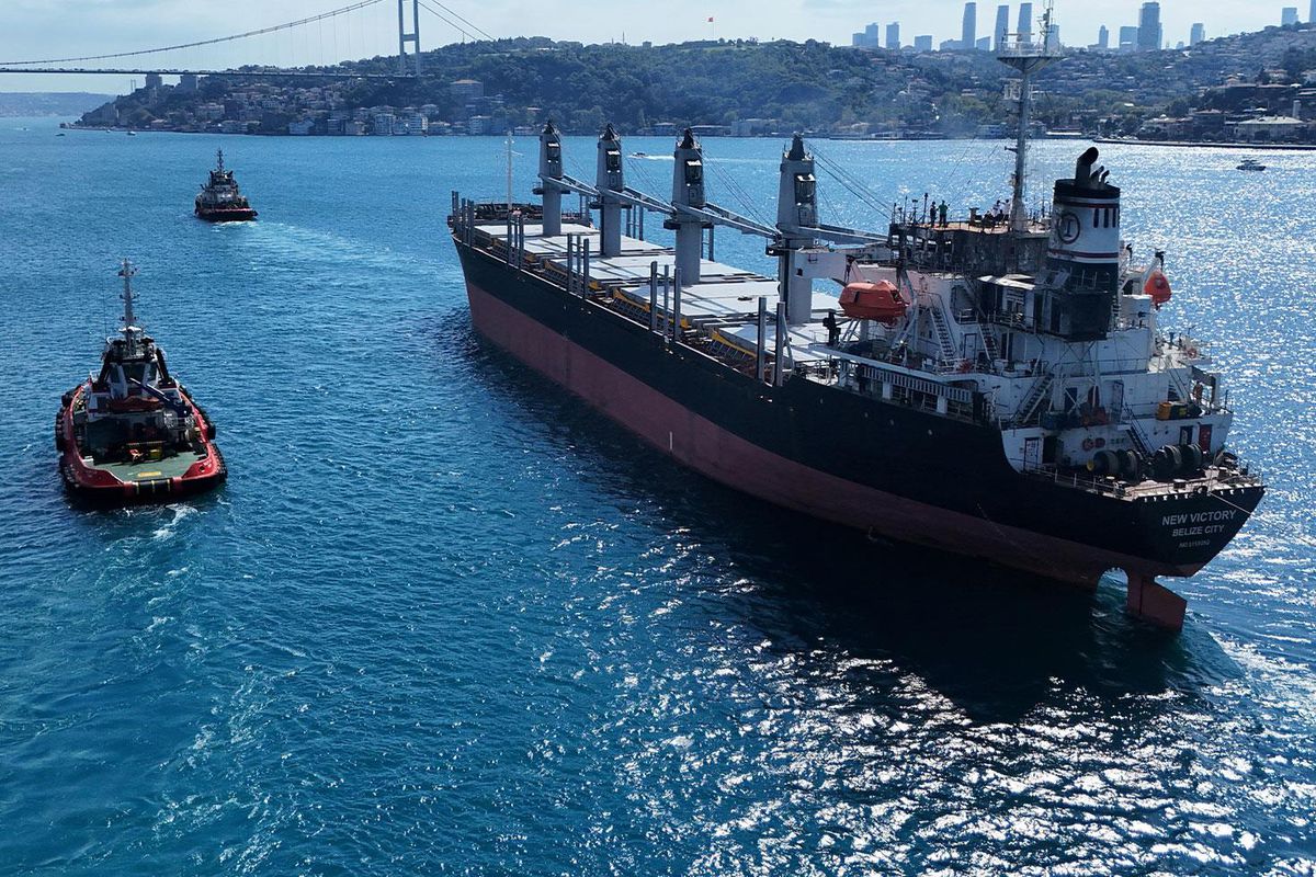 İstanbul Boğazı’nda acil durum alarmı: İHA saldırısına uğrayan dev gemi için trafik çift yönlü kapatıldı