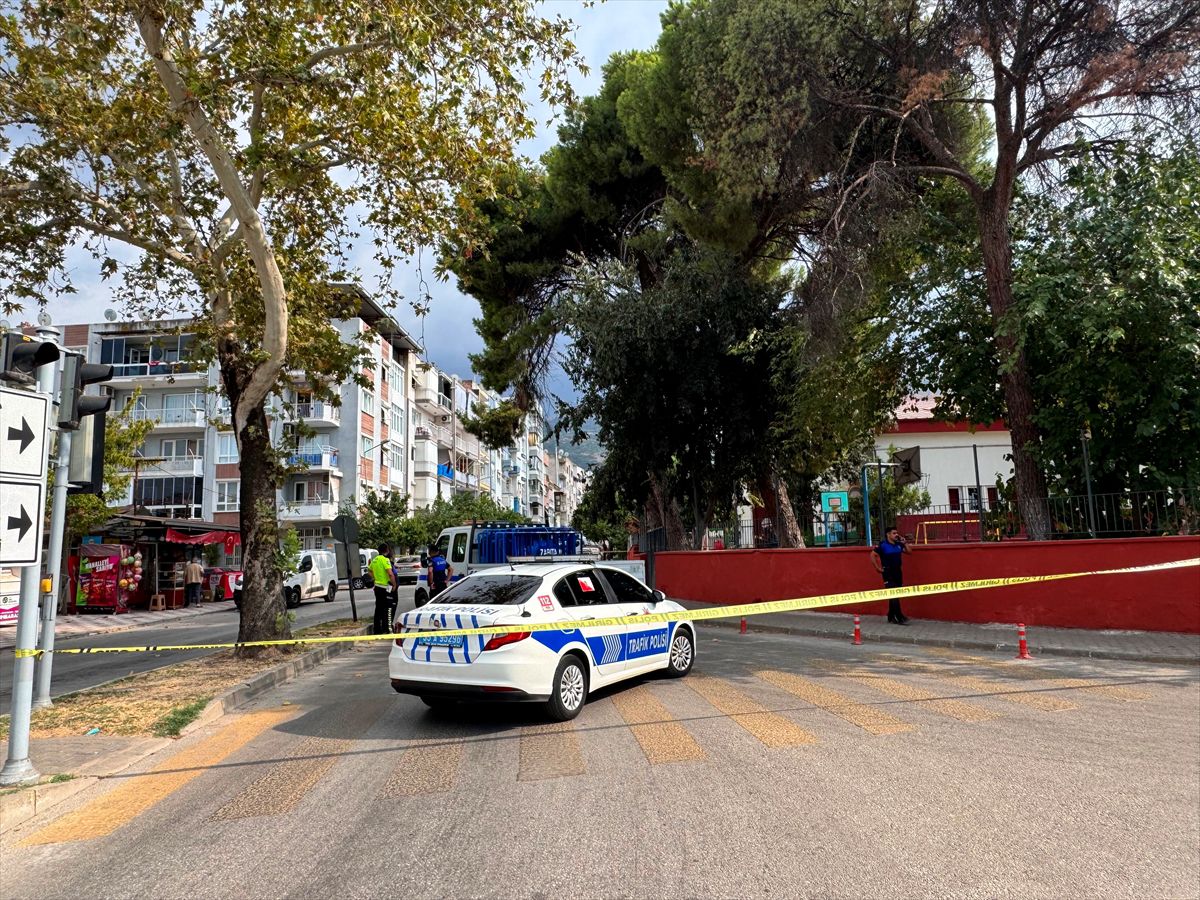 İzmir'de 15 Yaşındaki Çocuk Tabancayla Vurularak Öldü