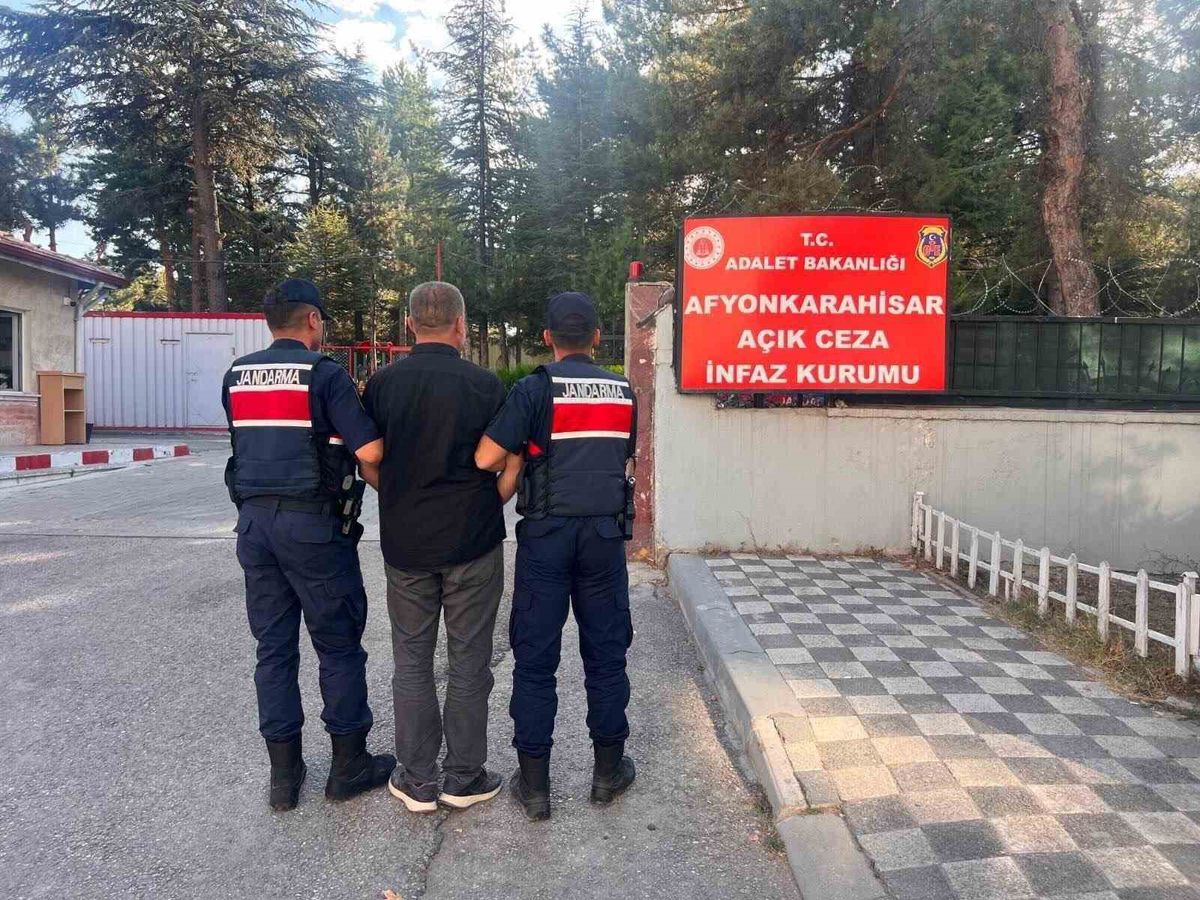 Afyonkarahisar'da Jandarmadan Aranan Şahıslara Yönelik Operasyon: 40 Kişi Yakalandı, 15'i Tutuklandı