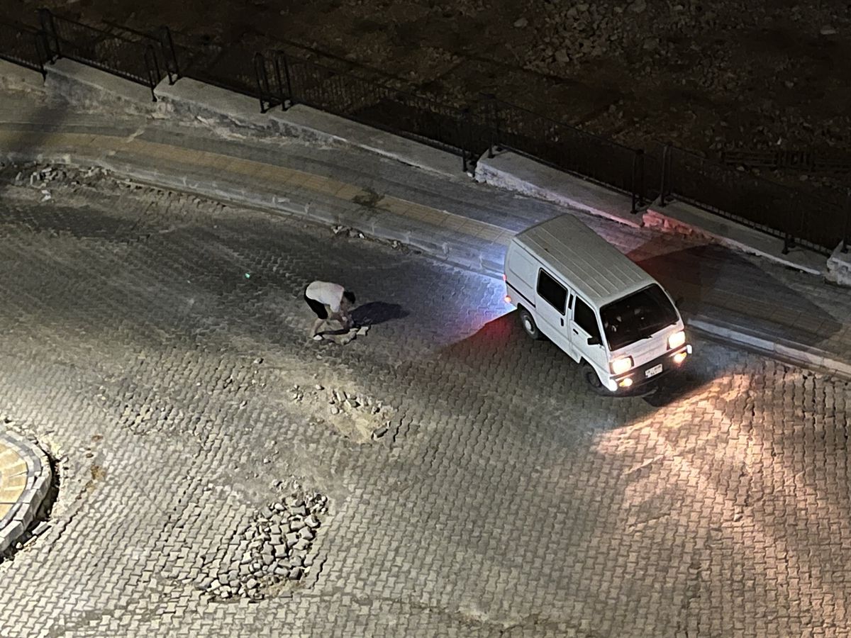 Vatandaştan Örnek Davranış: Yoldaki Çukuru Doldurdu