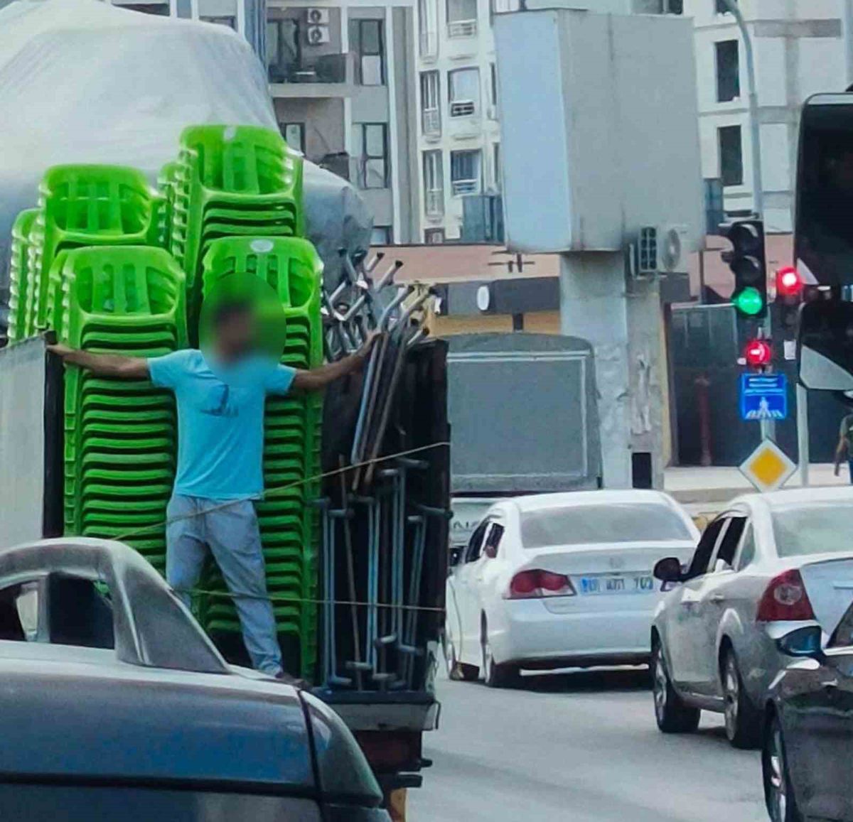 Adıyaman'da Tehlikeli Yolculuk: Kasadaki Şahıs Görenleri Şaşkına Çevirdi