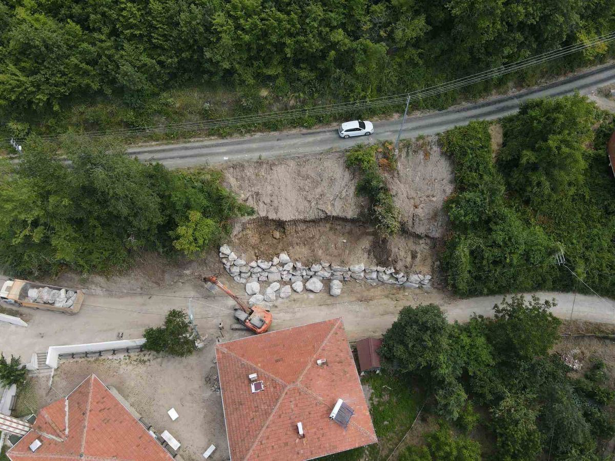 Selzede köy yollarına 40 km uzaktan taşla onarım