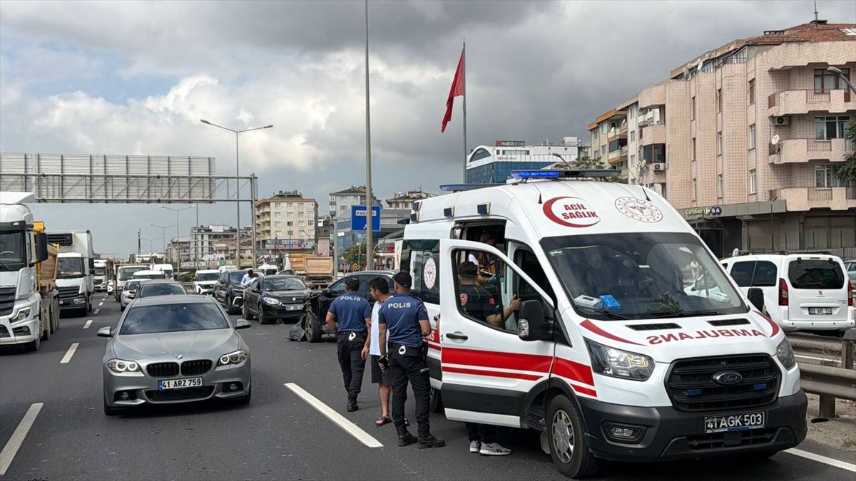 D-100'de SUV-Tır Çarpışması: 2 Yaralı