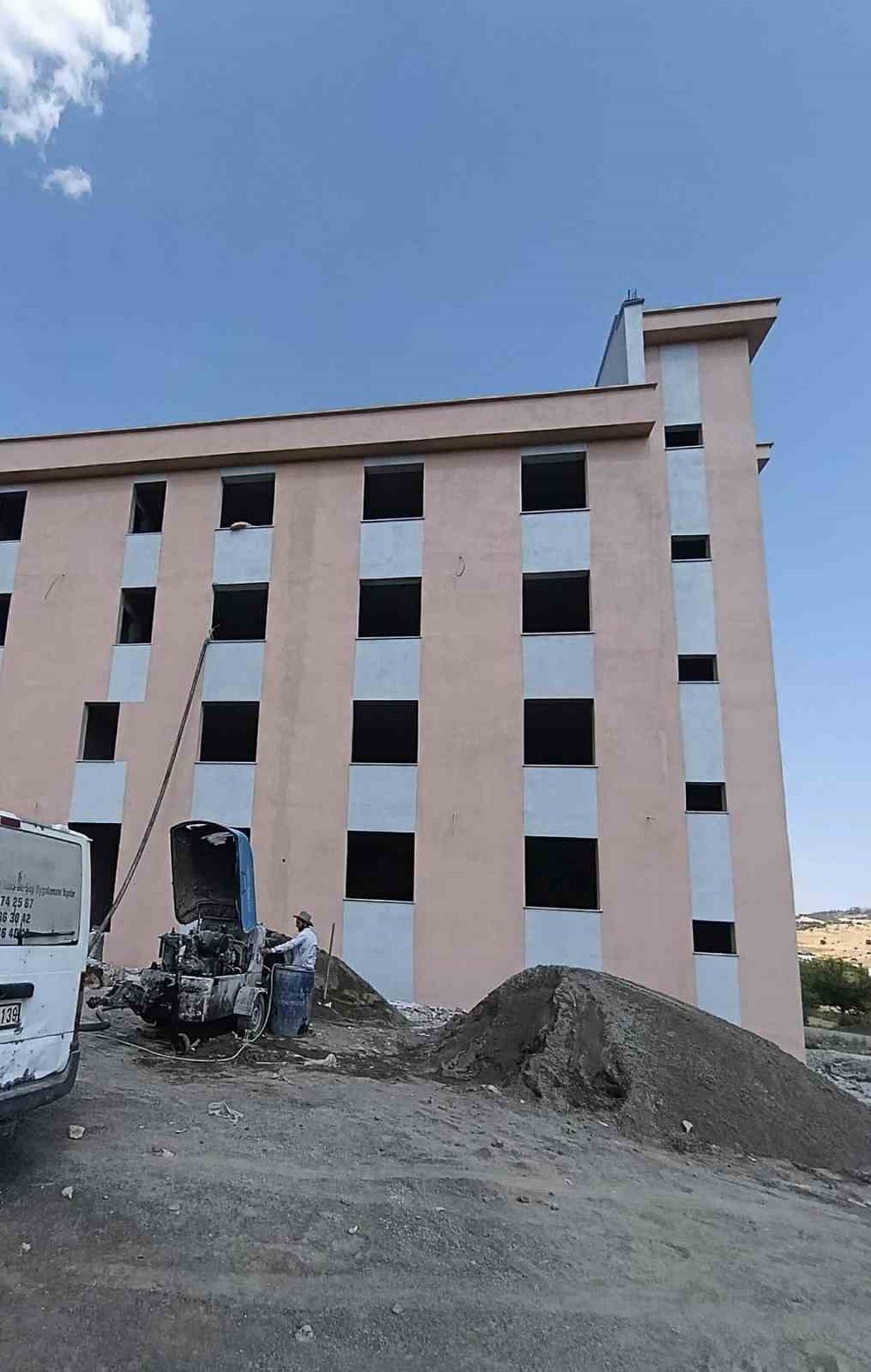 Dalpek Mezrası Sakinlerinden Kur'an Kursuna Ücretsiz Şap İşçiliği