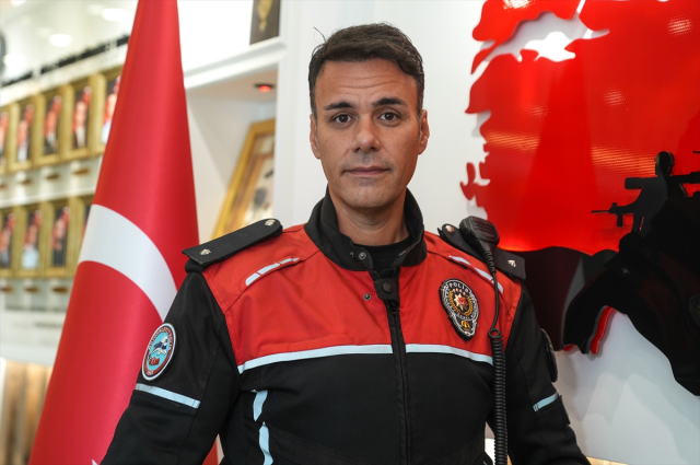 Küçük Fenerbahçeli taraftarı kucağına alıp koruyan polis memuru o anları anlattı 3 kucuk fenerbahceli taraftari k 20152009 2261 1 m