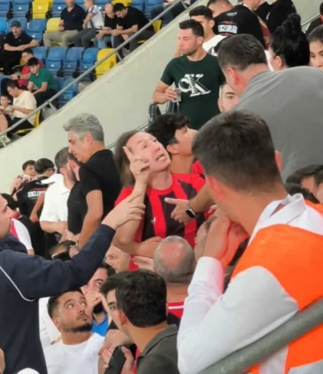 Küçük Fenerbahçeli taraftarı kucağına alıp koruyan polis memuru o anları anlattı 4 kucuk fenerbahceli taraftari k 20152009 6075 1 m