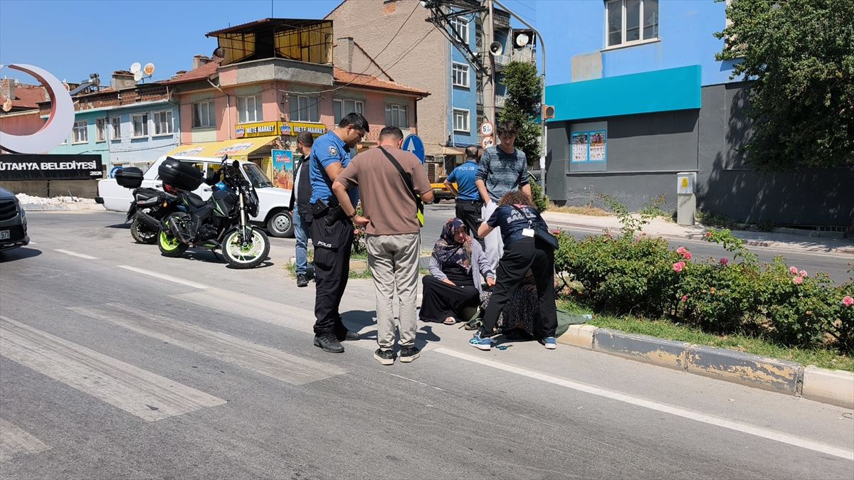 Kütahya'da Motosiklet Yaya Geçidinde Kadına Çarptı: 2 Yaralı