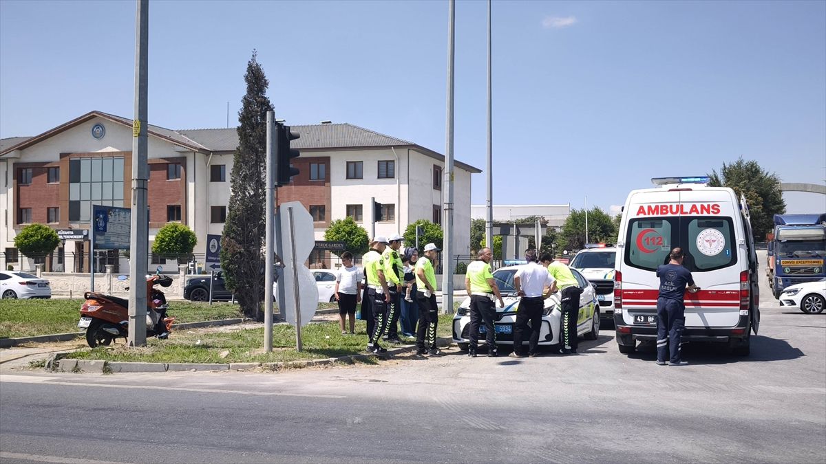 Kütahya’da motosiklet otomobile çarptı: 1 yaralı