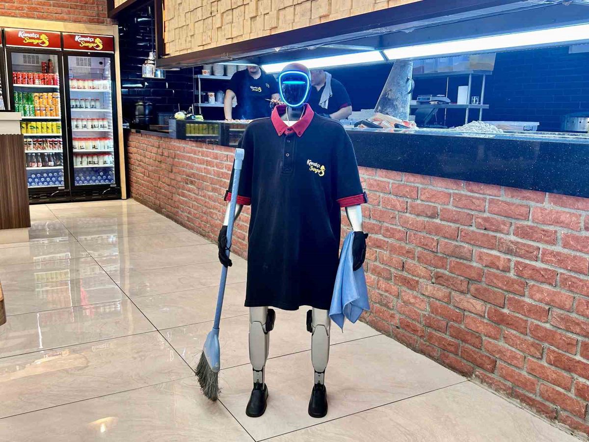 Maaşı ve izin günü olan robot garson, müşterilerin ilgi odağı oldu