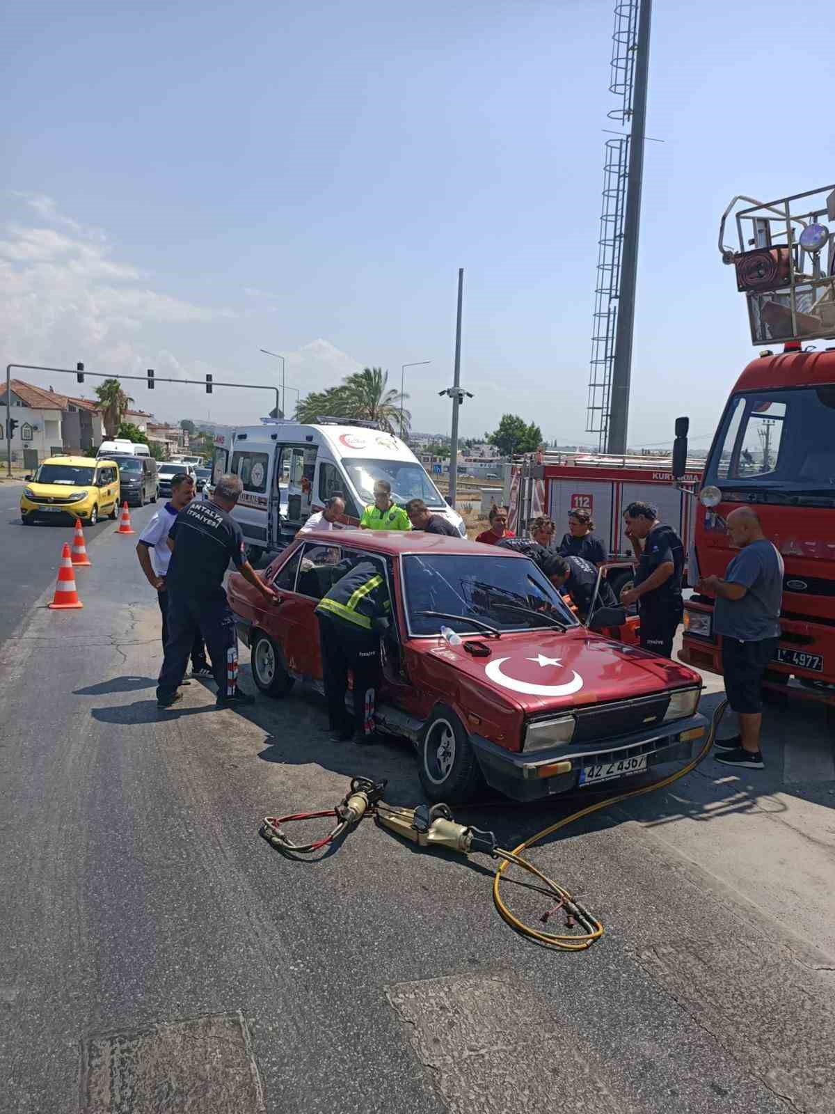 Manavgat'ta İki Otomobil Çarpıştı: 1 Yaralı