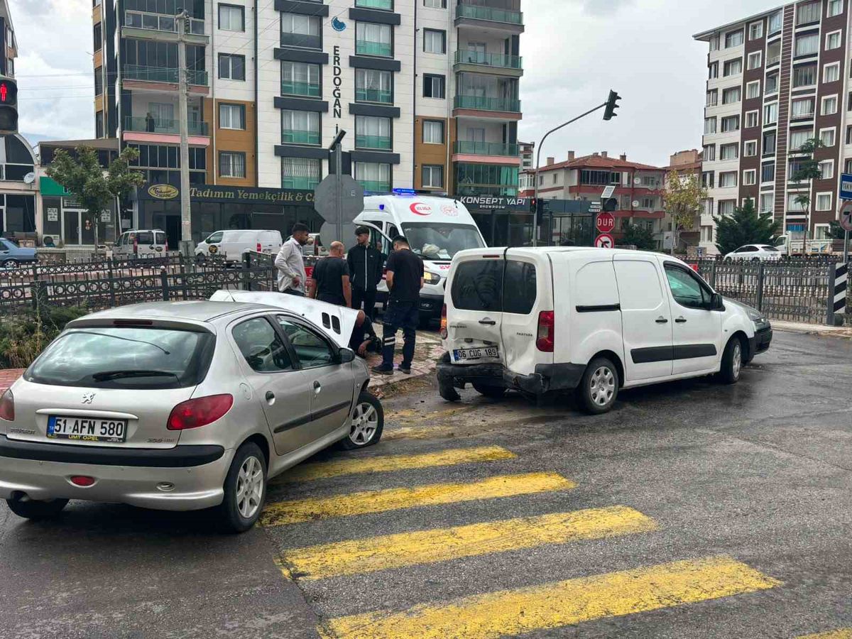 Niğde'de Zincirleme Trafik Kazası: 1 Yaralı