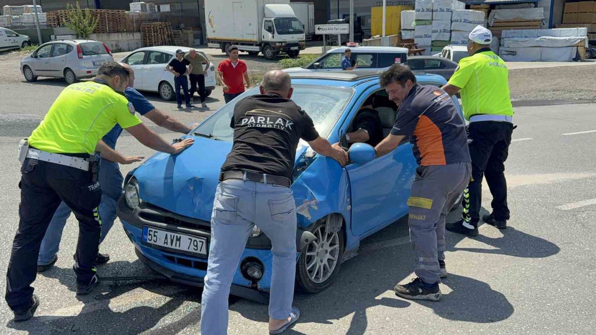 Kavşakta İki Otomobil Çarpıştı: 1 Yaralı