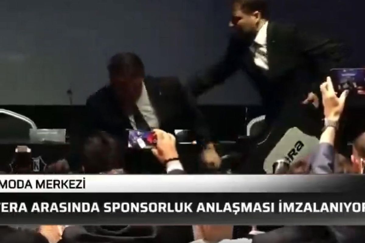 Serdal Adalı'nın talihsiz anı! Basın toplantısında yere düştü