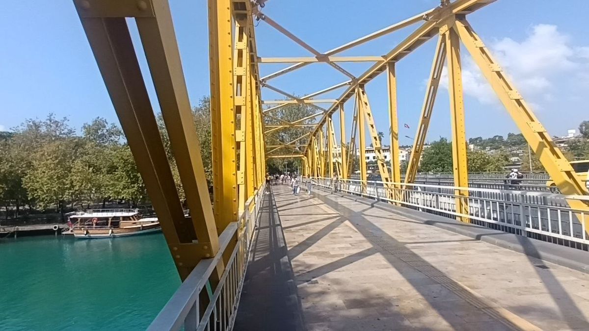 Manavgat'ta Gençlerden Tehlikeli Atlama: Uyarılara Aldırmadılar