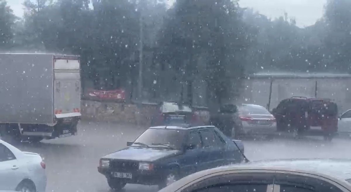 Sivrihisar'da Sağanak Yağmur Sıcağı Bitirdi