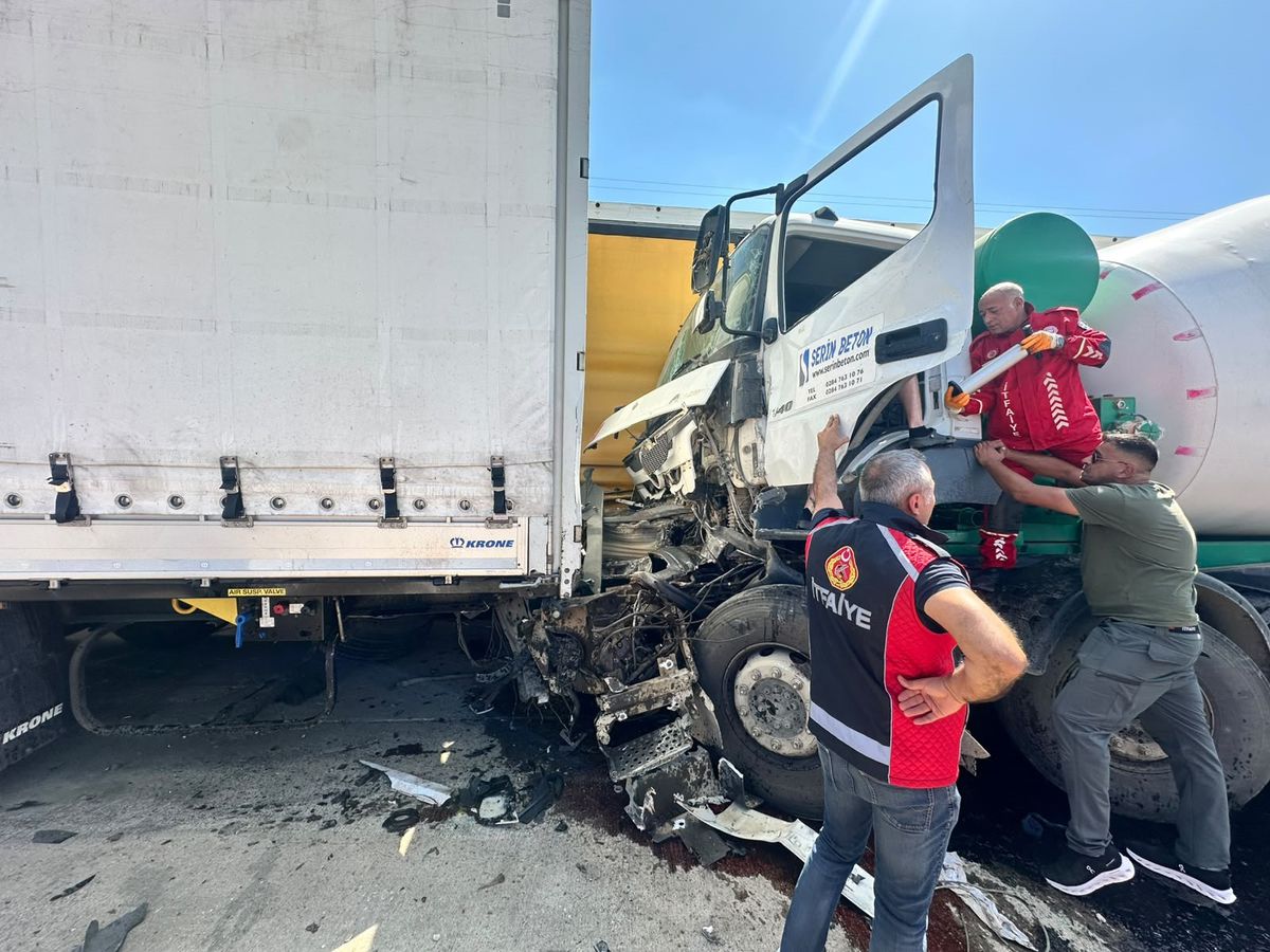 Keşan'da Beton Mikseri Park Halindeki TIR'lara Çarptı: 1 Yaralı