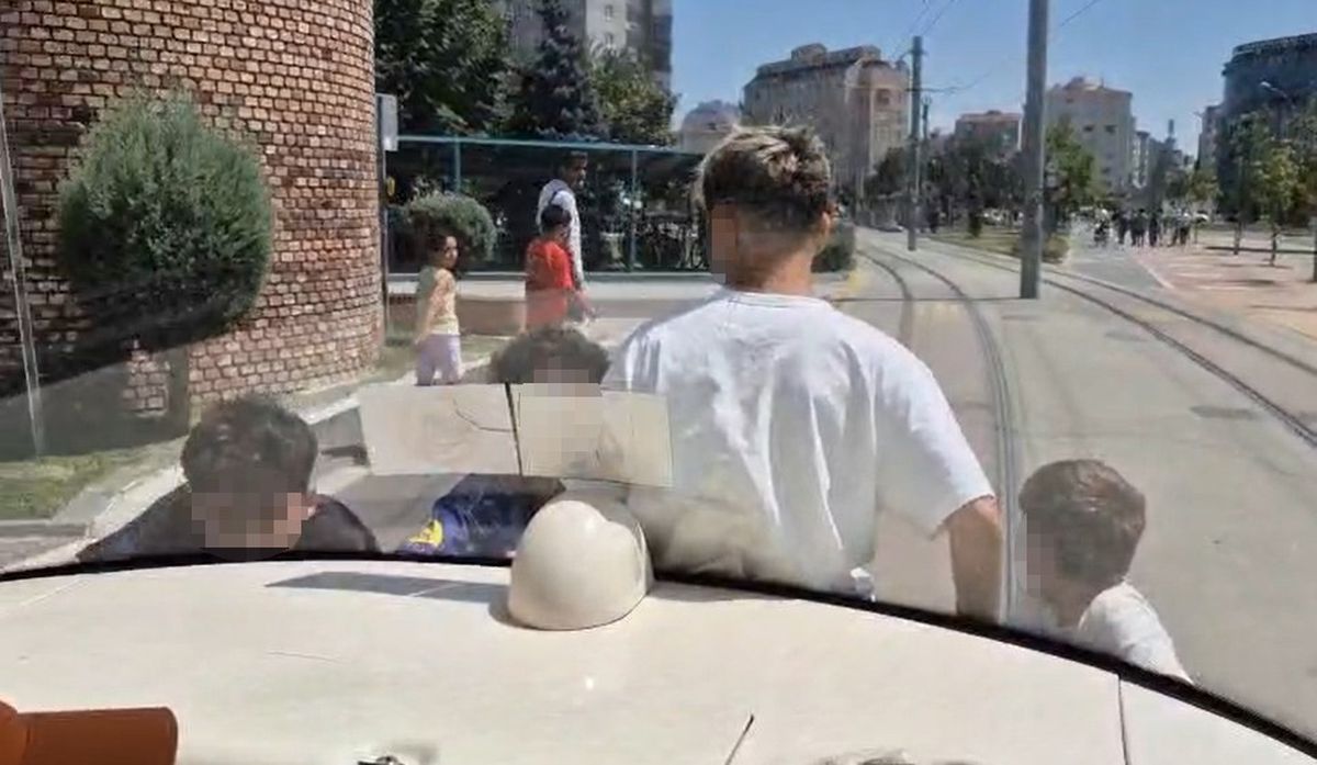 Tramvaya Asılan Çocuklar Kaza Tehlikesi Yaşattı