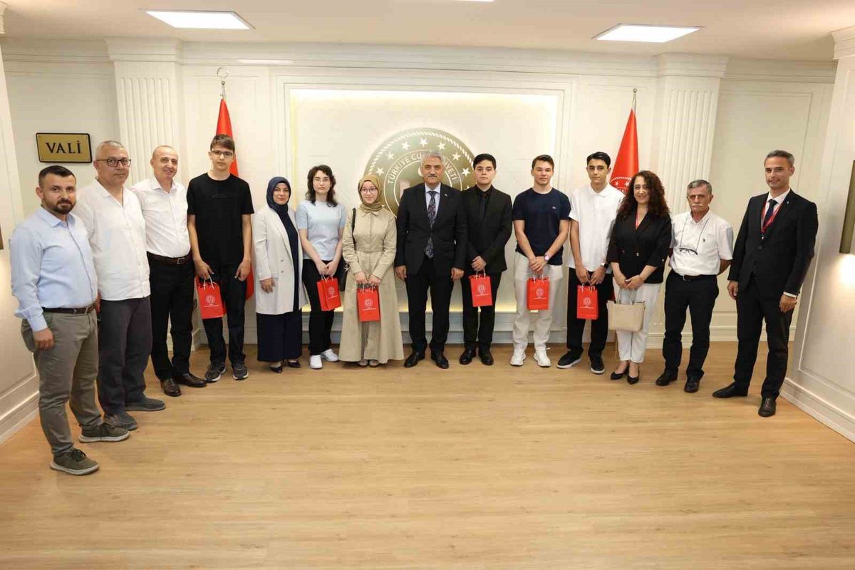 Düzce Valisi Makas, YKS ve LGS'de Dereceye Giren Öğrencileri Kabul Etti