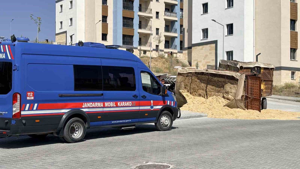 Kütahya'da Saman Yüklü Traktör Devrildi: 1 Yaralı