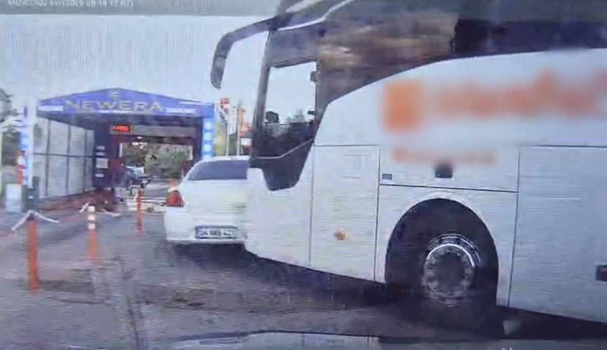Tekirdağ'da Otobüs Park Halindeki Otomobile Çarptı