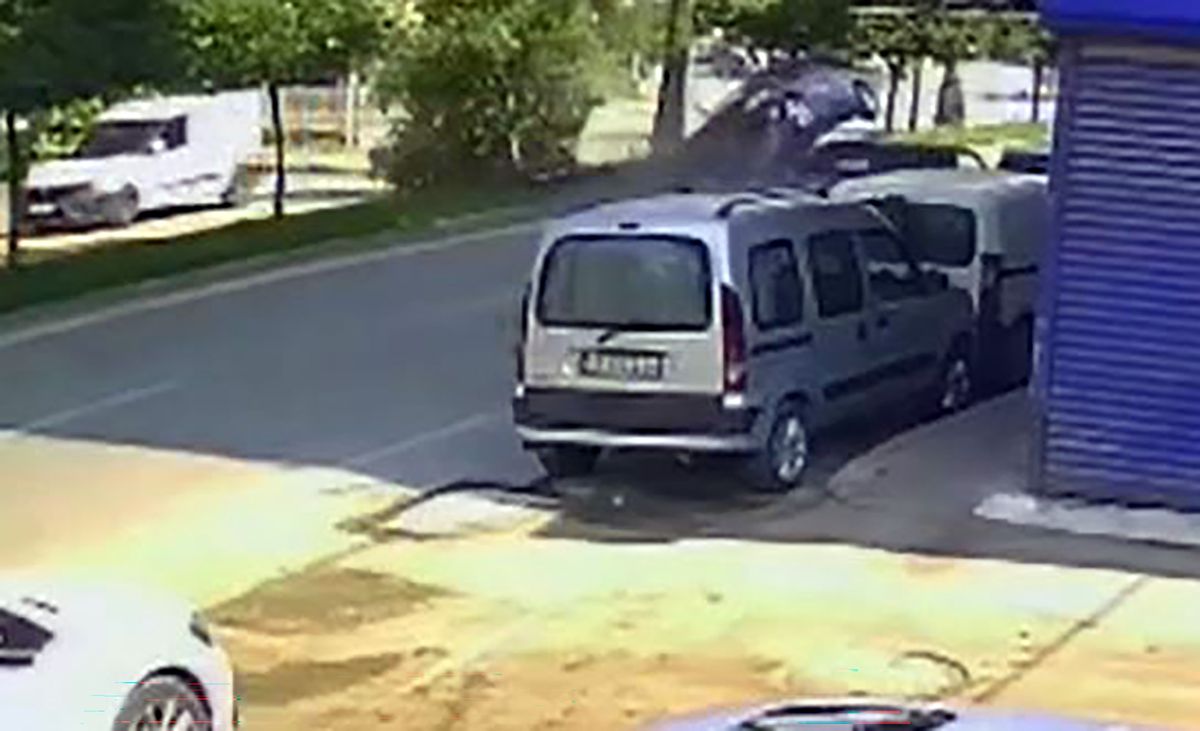 Adana'da Otomobil Refüje Çarptı: 7 Yaralı