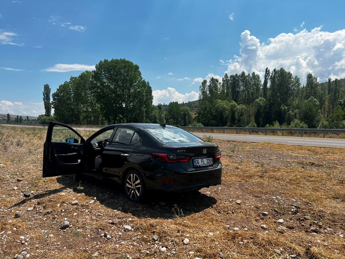 Sivas’ta Otomobil Refüje Çıktı: Sürücü Yaralandı