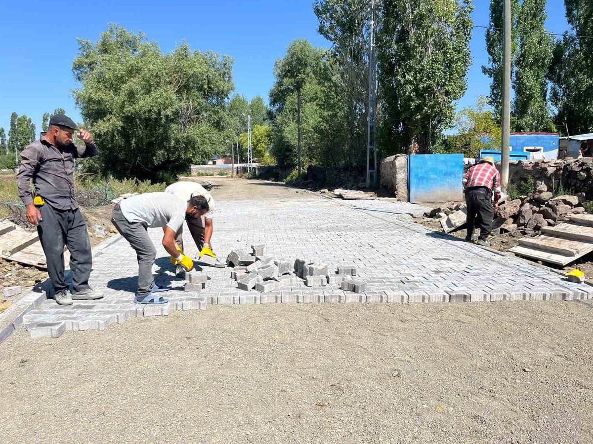 Karahan Köyü'nde Parke Taşı Yol Çalışmaları Sürüyor