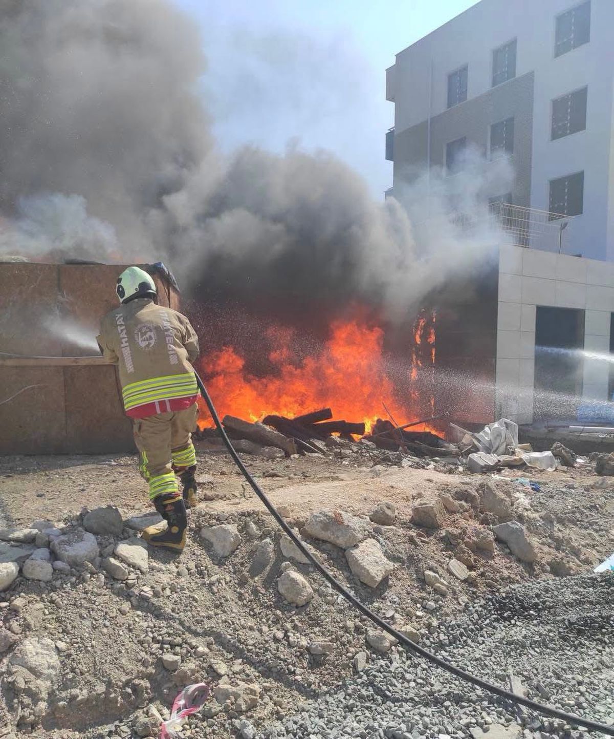 Antakya'da inşaat malzemeleri ve kulübede yangın