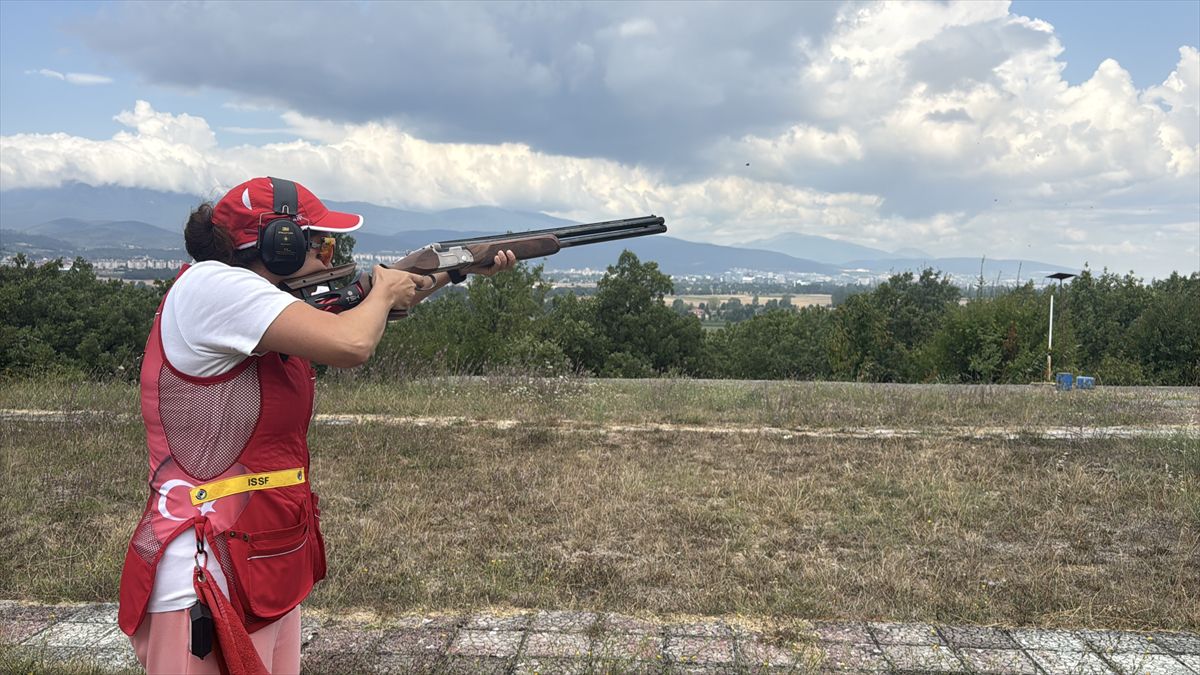Ablasıyla Altına Koşan Milli Atıcı