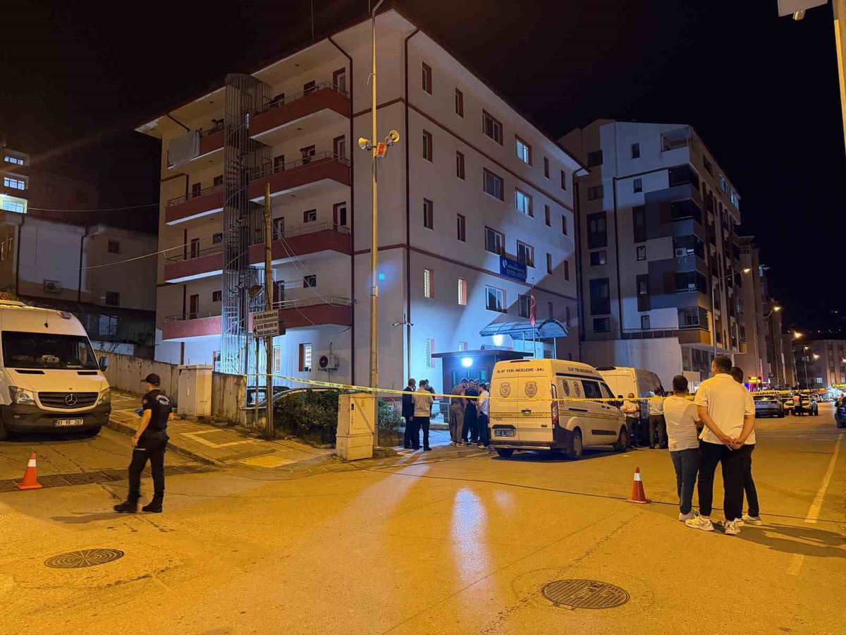 Arsin'de İHA Patlaması: 3 Araç Hasar Gördü