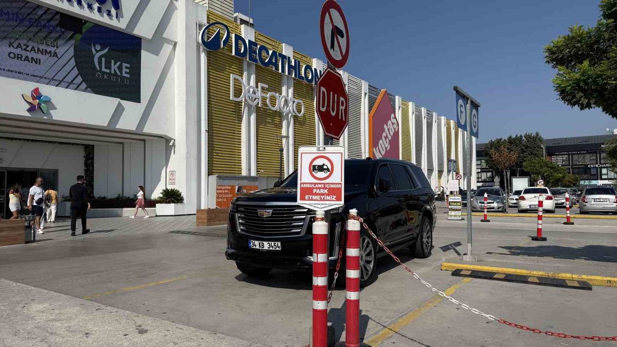 Lüks Araç Ambulans Alanını İşgal Etti